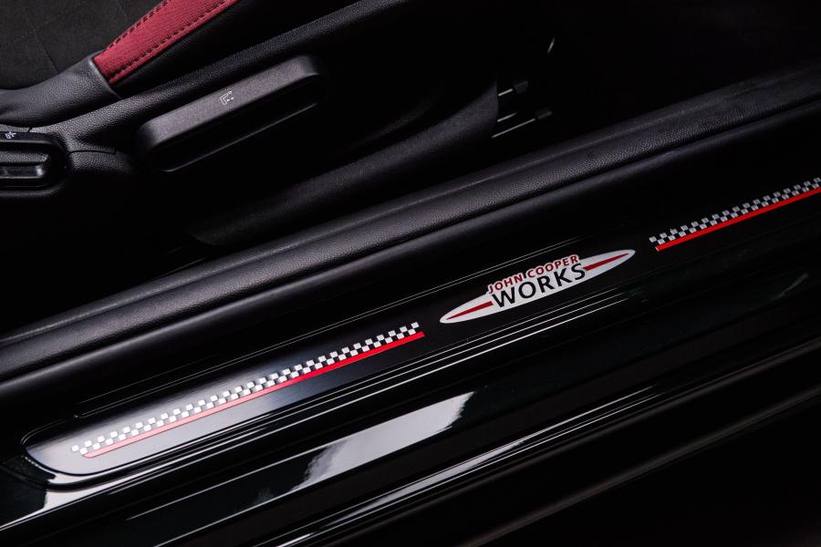 Детали интерьера Mini John Cooper Works (F56) 2018 года  (SG) (фото 6 из 19)